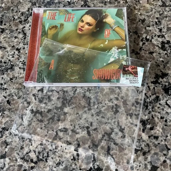 Taylor Swift Signed CD - Picture 3 of 3